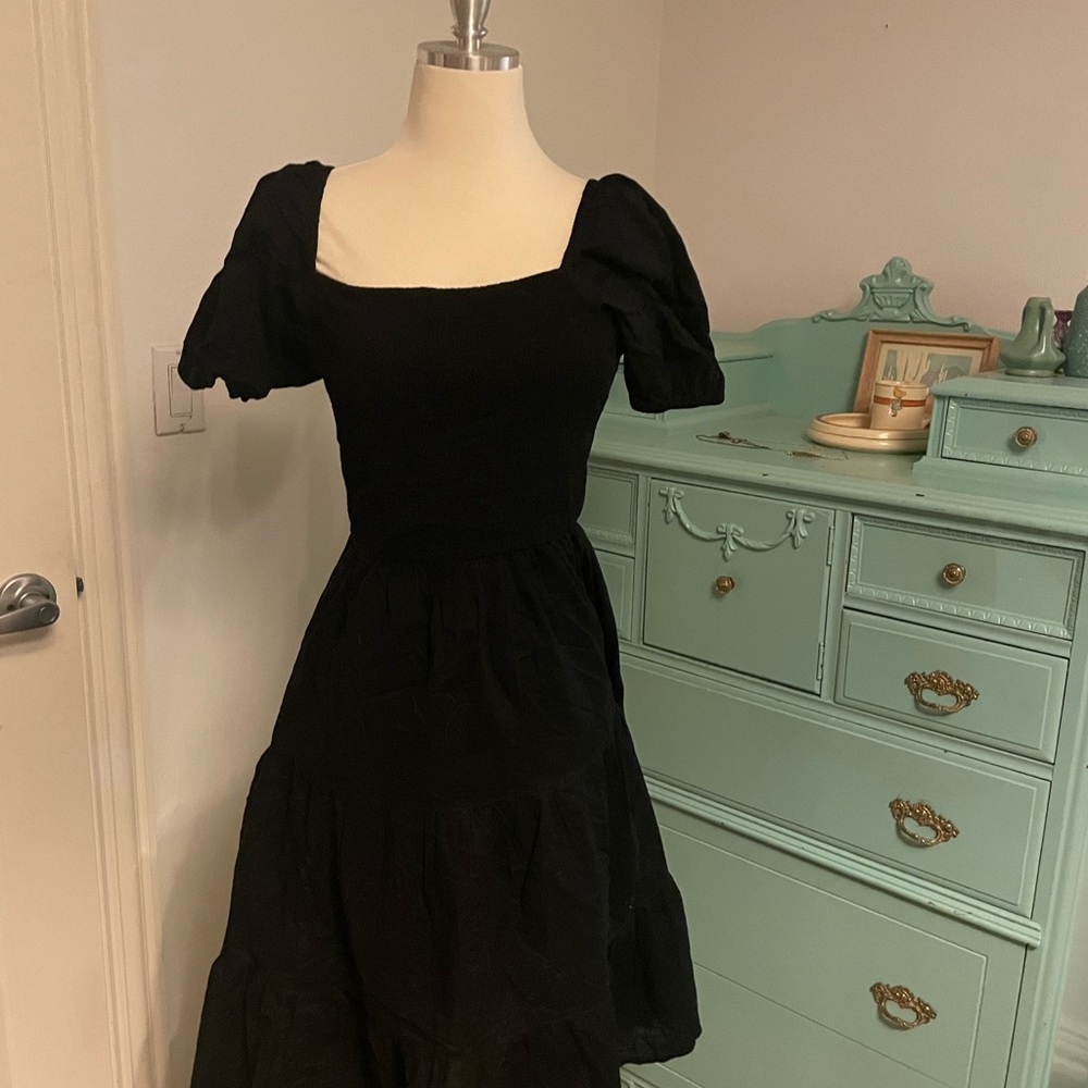 Mid-length, short (puffy) sleeve, backless, lace-up dress